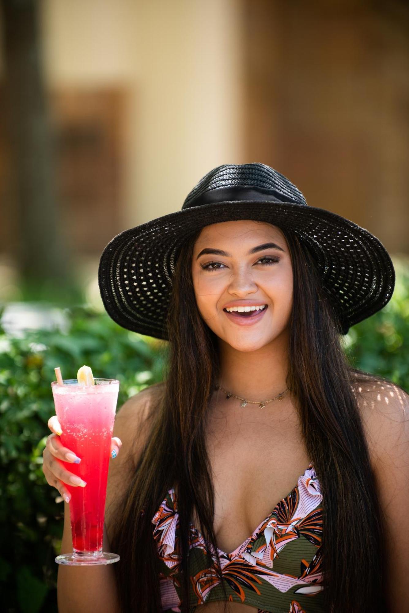The Capital Zimbali Hotel Балито Екстериор снимка A woman wearing a sun hat