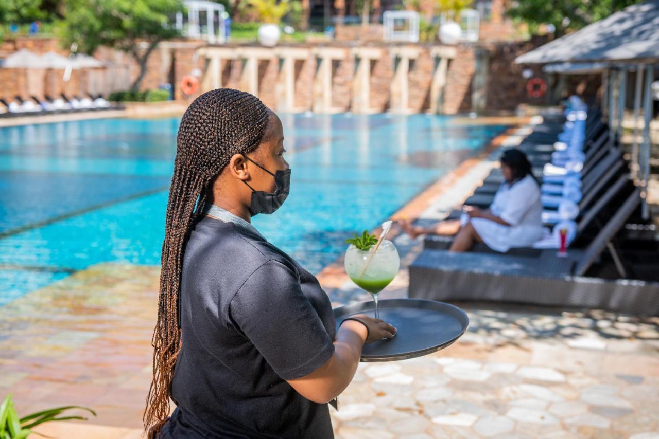 The Capital Zimbali Hotel Балито Екстериор снимка A waitress wearing a face mask at a hotel in Kigali, Rwanda