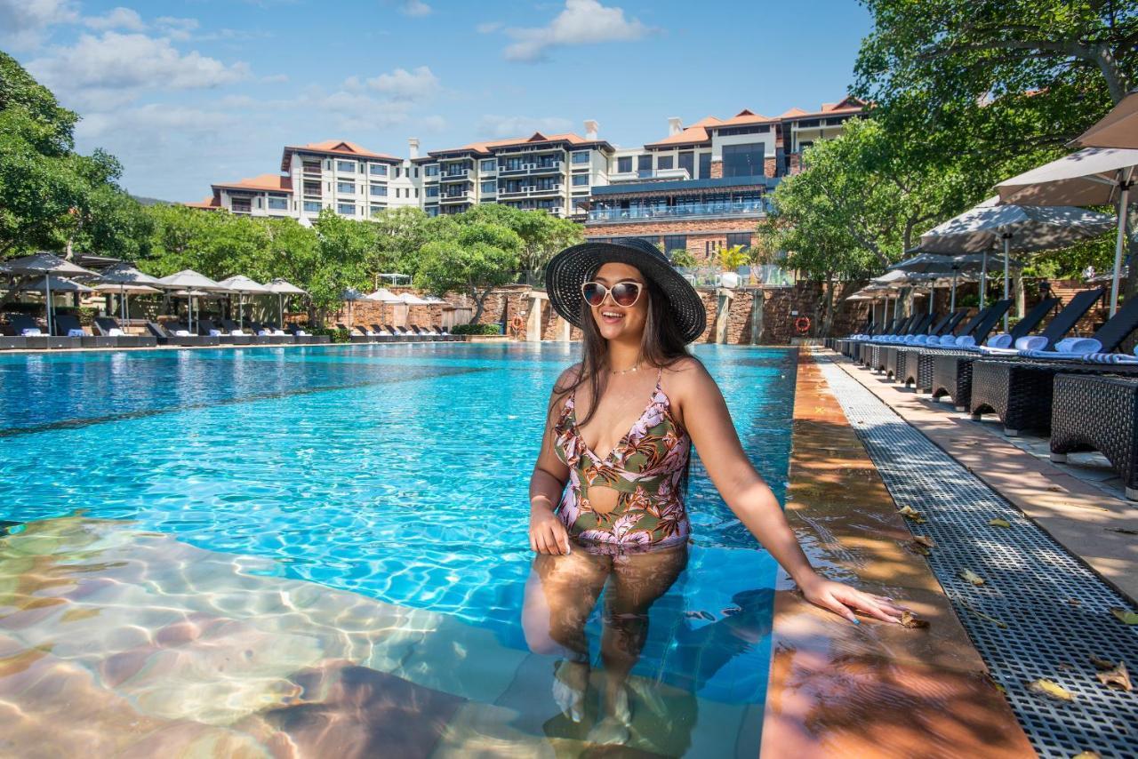 The Capital Zimbali Hotel Балито Екстериор снимка A woman wearing a sun hat