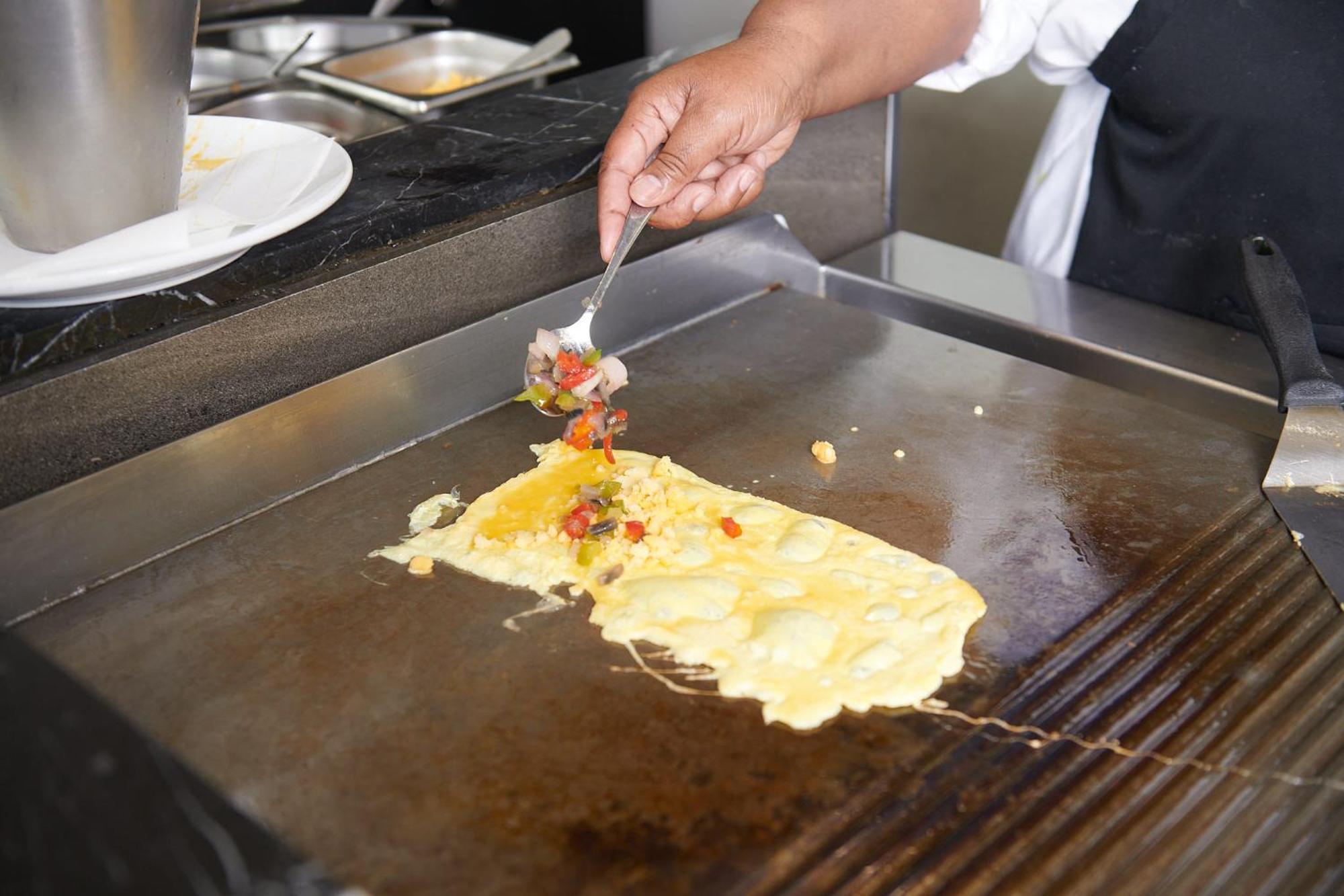 The Capital Zimbali Hotel Балито Екстериор снимка Preparation of an omelette