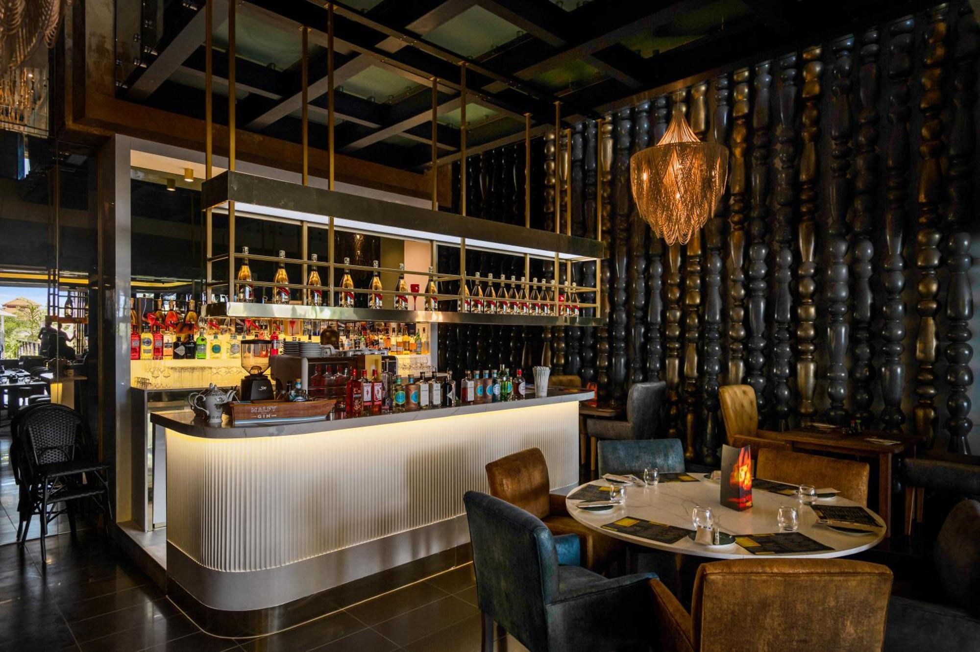 The Capital Zimbali Hotel Балито Екстериор снимка The bar at the restaurant